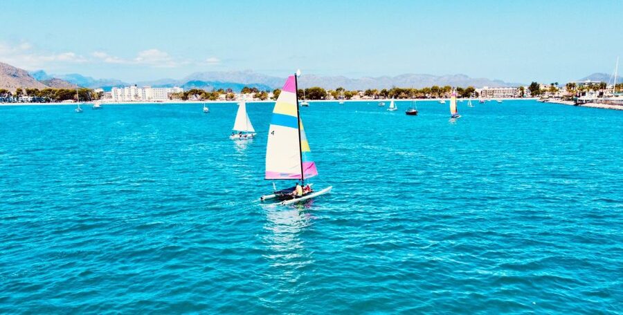 Alcudia: 1-Hour Catamaran Experience with Monitor for 2 - The Hobie 16 catamaran: why speed feels different here