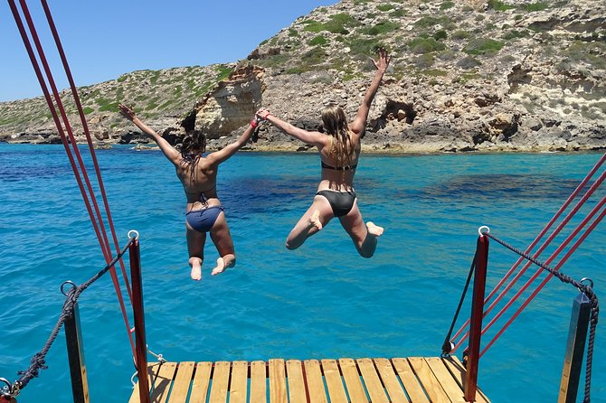 Barca Samba: The best boat experience in Mallorca - Two cove stops for sea jumps and snorkeling time