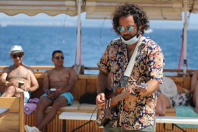 Barca Samba: The best boat experience in Mallorca - Live guitar and DJ set: the onboard party stays friendly