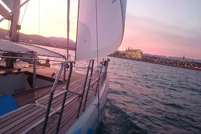 Catamaran sailing at sunset with tapas Palma de Mallorca - Comfort and group size: why 36 people makes a real difference