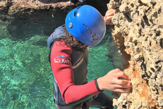 Coasteering Cliff jumping - Safety gear and one-on-one guidance: why this small group matters