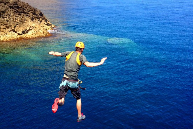 Coasteering Cliff jumping - Climbing over the sea: the part most people underestimate