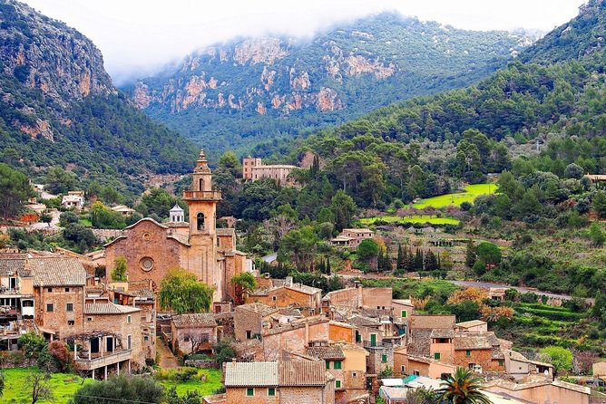 Discover the major cultural attractions of Palma De Mallorca on a Private Tour - Palau de l’Almudaina: history by Palma’s cathedral area