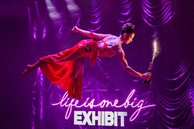 EXHIBIT - Acrobatics, Dance & Art - Hall of Fountains: the short light and water show that sets the tone