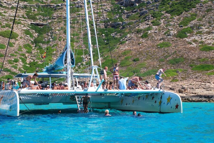 From Palma de Mallorca: Boat Cruise to Illetes - How the sailing portion fits into a 3.5-hour plan