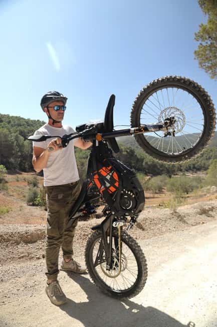 Ibiza: Tour con moto cross eléctrica Surron - Stop 1 to Stop 2: Photo stop, guided time, then a 45-minute hike