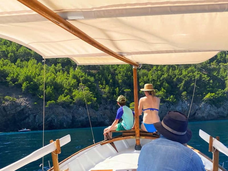 Mallorca: Alcudia: Private Boat Tour with Snorkel - S’Illot and Ses Caletes: scenic cruising before the real swim time