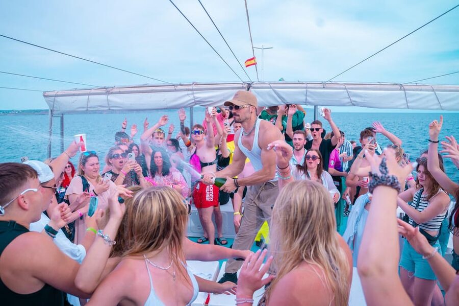 Mallorca: Boat Party with DJ, Buffet and Entertainment - Sailing Past Palma Views While the DJ Keeps the Tempo