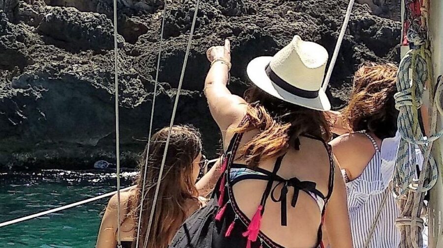 Mallorca: Cala Vella Boat Tour with Swiming, Food, & Drinks - Why this Palma Bay sailing route fits Mallorca days