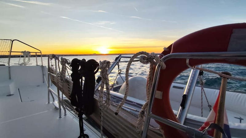 Mallorca: Catamaran Boat Tour with Tapas - Mallorca catamaran with tapas from Santa Ponsa, the practical version