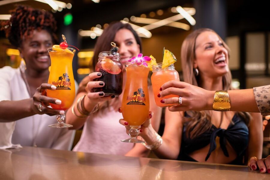 Mallorca: Hard Rock Cafe Entrance with Lunch or Dinner - Atmosphere and live music: what you might catch on Saturdays