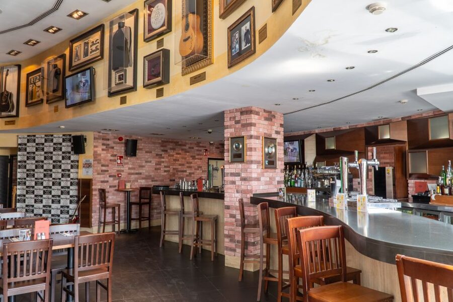 Mallorca: Hard Rock Cafe Entrance with Lunch or Dinner - How good is the burger, really?