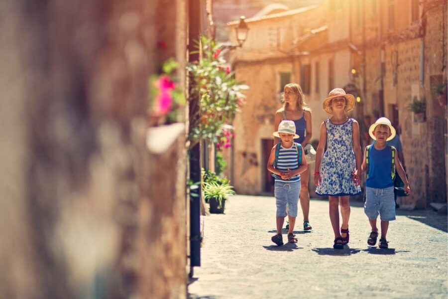 Mallorca: Instafamous Tour of Palma and North coast - Mountain lunch with wine or olive tasting, the real local payoff