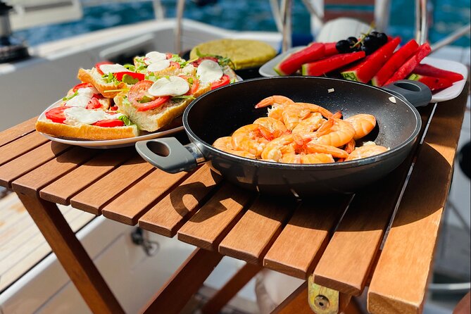 Mallorca sailing tour with tapas and wine - The skipper and group vibe: where small details matter