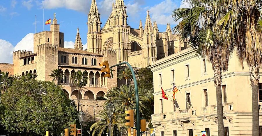 Palma authentically. Small group City tour with tapas - Architecture and history, explained in plain words