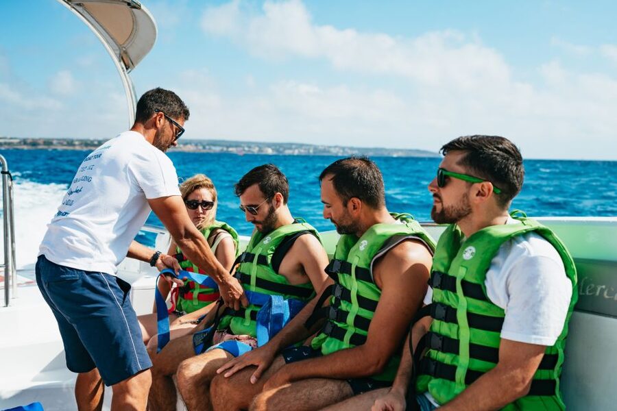 Palma Bay: Parasailing Experience - Safety and the crew style: what to expect on the boat