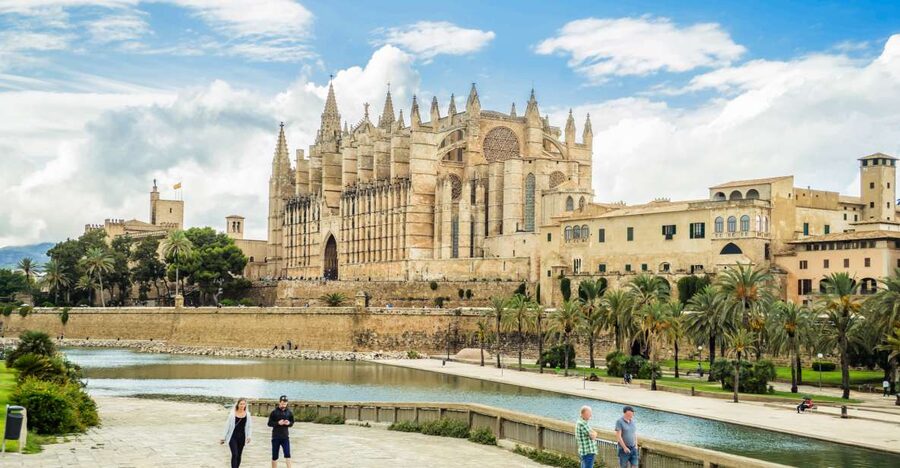 Palma: Cathedral of Mallorca Skip-the-Line Entry Ticket - What you see inside: naves, chapels, and artwork with big names