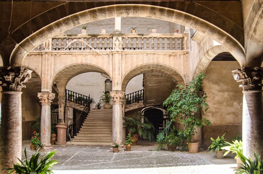 Palma: City, Cathedral and Valldemossa with pick up service - The 45-minute Palma walk: fast orientation with real landmarks