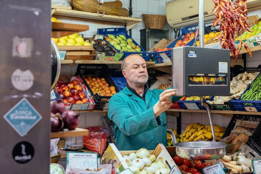 Palma de Mallorca: 10 Tastings Private Food Tour - Food Market Energy and How the Tastings Are Delivered