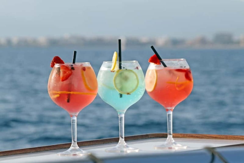 Palma de Mallorca: Deluxe Catamaran Sailing Tour with Meal - Day vs sunset: what changes at Cala Vella and at dinner