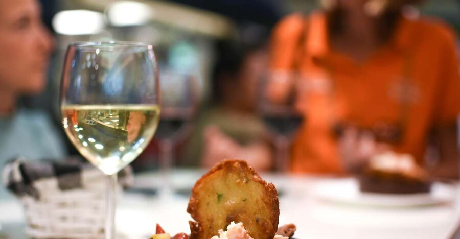 Palma de Mallorca: Foodie Walking Tour of the Old Town - Seasonal tapas plus local wine, a market-to-table flavor lesson