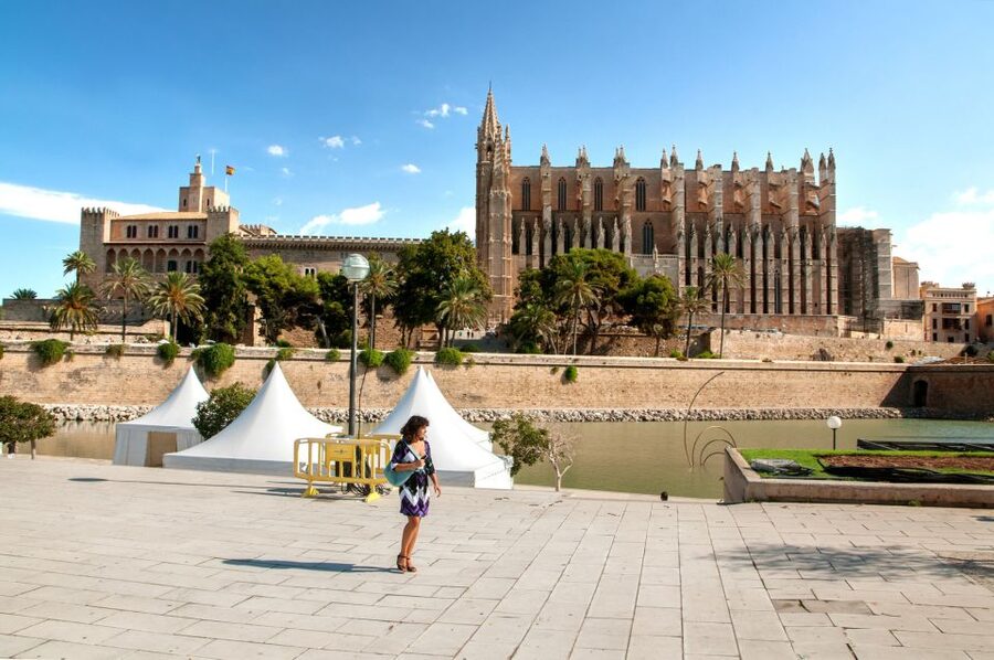 Palma de Mallorca: Full-Day Tour with Departure Options - More than one stop: shopping streets, old town, and port yachts