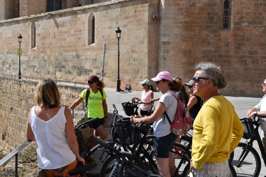 Palma de Mallorca: Guided Bicycle Tour - Parc de la Mar and entering the old town on purpose