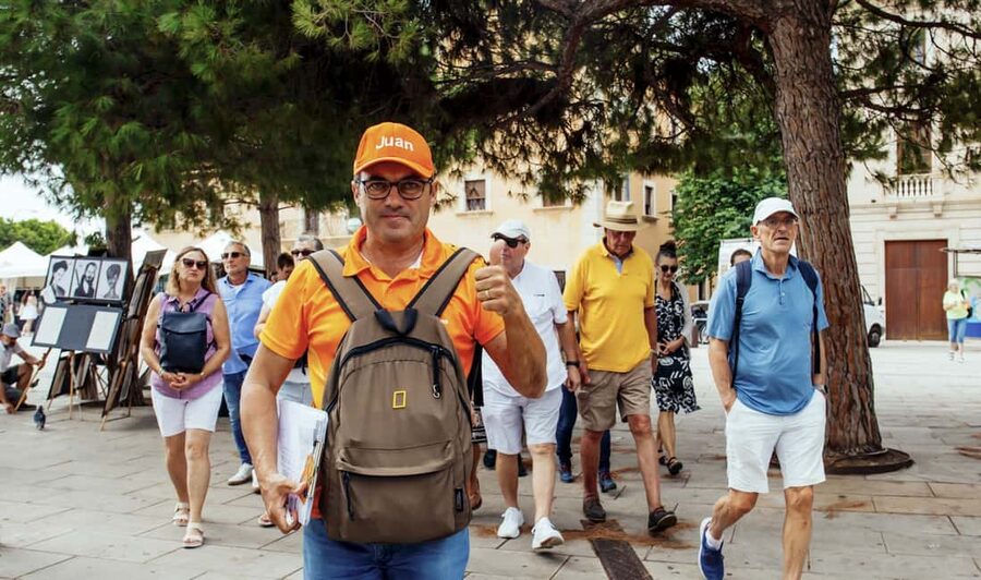 Palma de Mallorca: Old Town and Cathedral Tour - The stained glass and spires: how to look smart, not hurried