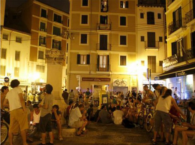 Palma de Mallorca: Old Town Atmospheric Evening Tour - Parc de la Mar and Es Baluard Fortress: The Night View Stops