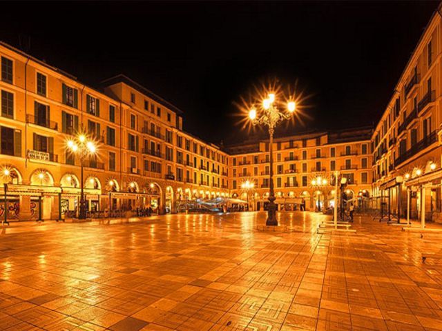 Palma de Mallorca: Old Town Atmospheric Evening Tour - Plaza del Mercat and the Gerber District Streets
