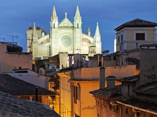 Palma de Mallorca: Old Town Atmospheric Evening Tour - Ending at a Tapas Bar: Pintxos, Reserved Seats, and One Bill