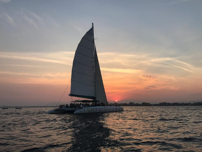 Palma de Mallorca: Sunset Sailing Catamaran Trip with Drink - Included drinks and snacks: what you should expect