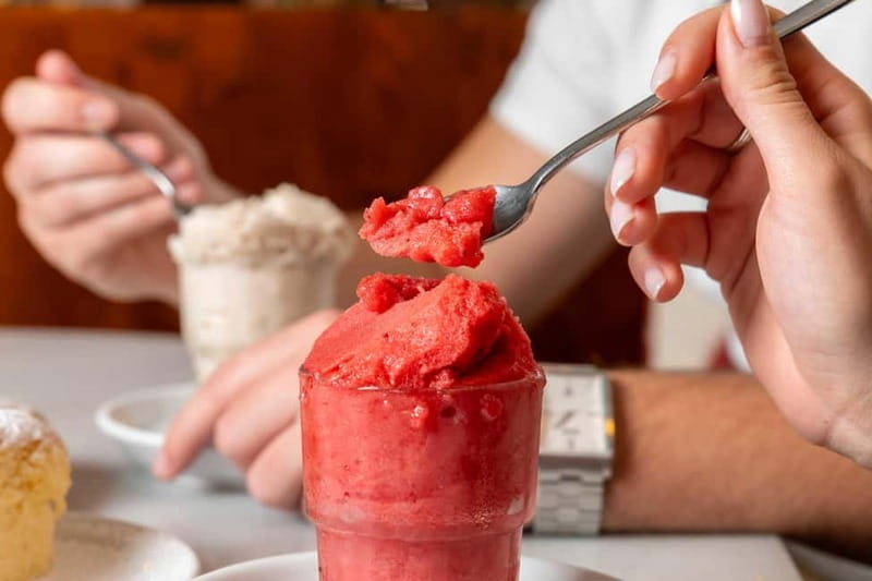 Palma de Mallorca: Traditional Mallorcan Food Tour - Stop 2 at Los Maños: Mercado del Olivar bites and local drink options
