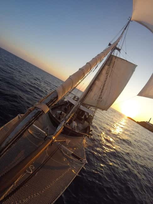 Palma de Mallorca: Wooden Sailboat; Food, Views & History - The half-day flow, from Palma Bay to Cala Punta Negra