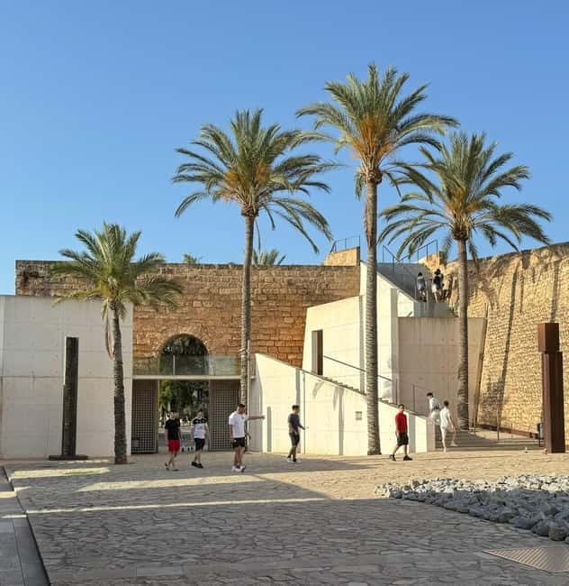 Palma in person and away from the crowds - Starting at the Entrance of Lennox Bar: Getting Oriented Fast