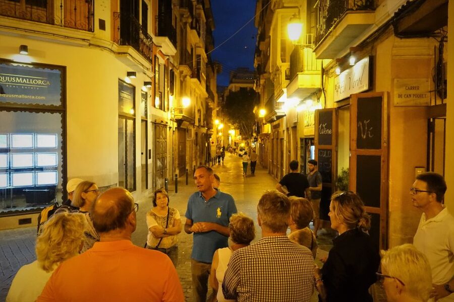 Palma Old Town Sunset Tour and Food Tastings - Plaça de Cort: feudal court vibes plus a famous olive tree
