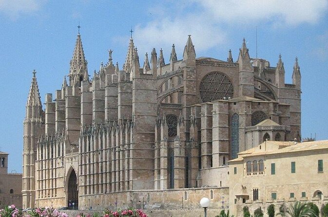 Palma Old Town & The Cathedral of Mallorca with Mallorcan pastry - Key things that make this tour work