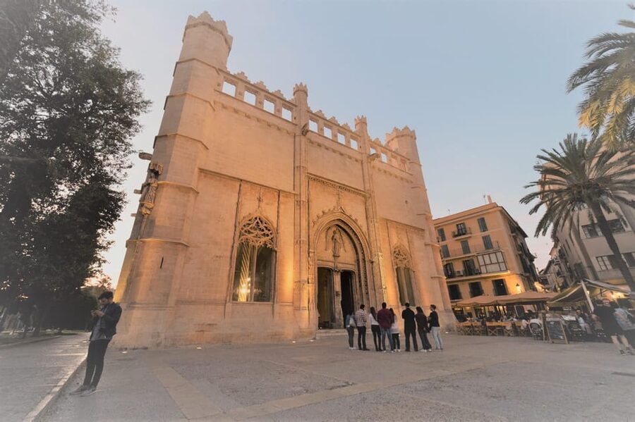 Palma: Old Town Walking Tour & Cathedral Skip-the-Line - Start Near the Water: Parc de la Mar, Hort del Rei, and the Royal Zone
