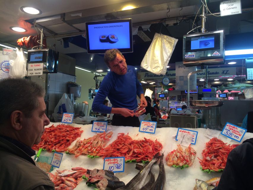 Palma: Walking Tour with Mediterranean Delicacies - Into the maze: old-city streets and Paseo del Borne