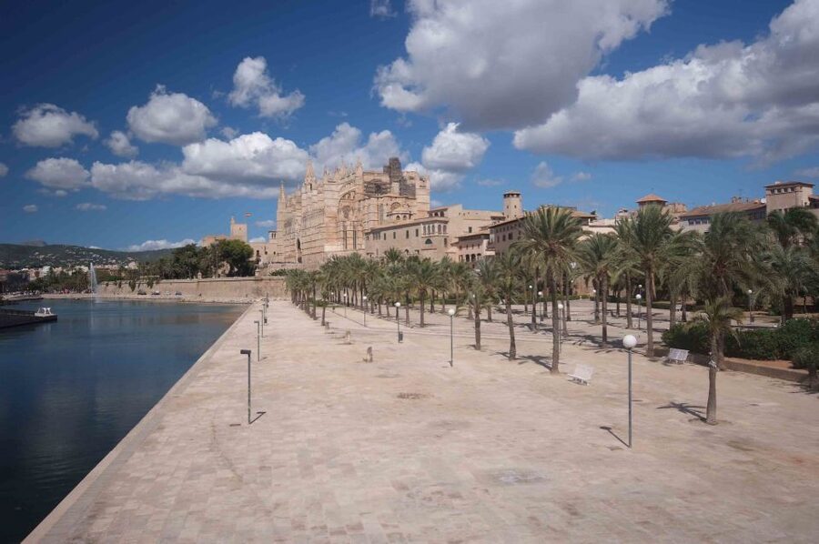 Palma: Walking Tour with Mediterranean Delicacies - Mercat de L’Olivar: how to eat well at the end