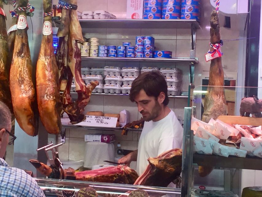 Palma: Walking Tour with Mediterranean Delicacies - Finding Lennox The Pub, then getting oriented fast