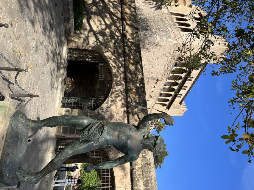 Palmas sightseeing highlights in a private and exclusive way - The Royal Gardens opening, and how the guide sets Palma up