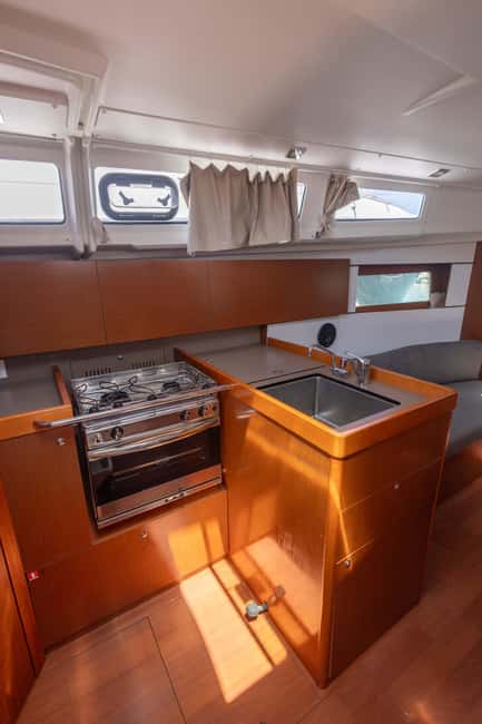 Private and exclusive sailing in the Bay of Palma and surrounding area - Food options at anchor: paella, tapas, or bring your own