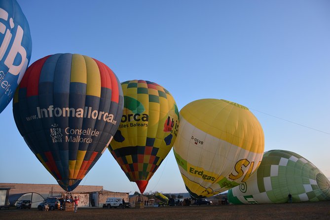 Romantic Sunrise Balloon Tour in Majorca - The landing, the post-flight moments, and food choices