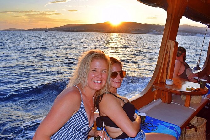 Sunset Tour Mallorca: Sunset boat trip with music & good atmosphere - Sailing out of Palma’s Port, with views that set the mood