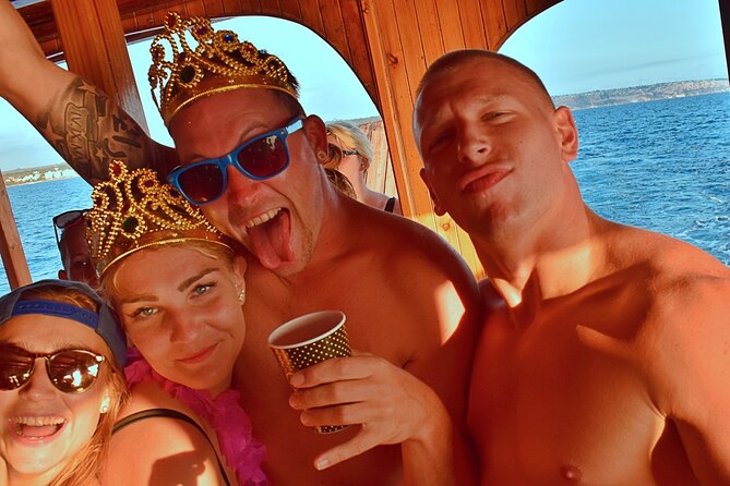 Sunset Tour Mallorca: Sunset boat trip with music & good atmosphere - Food and drinks: pizza plus bar service, not an unlimited party tab