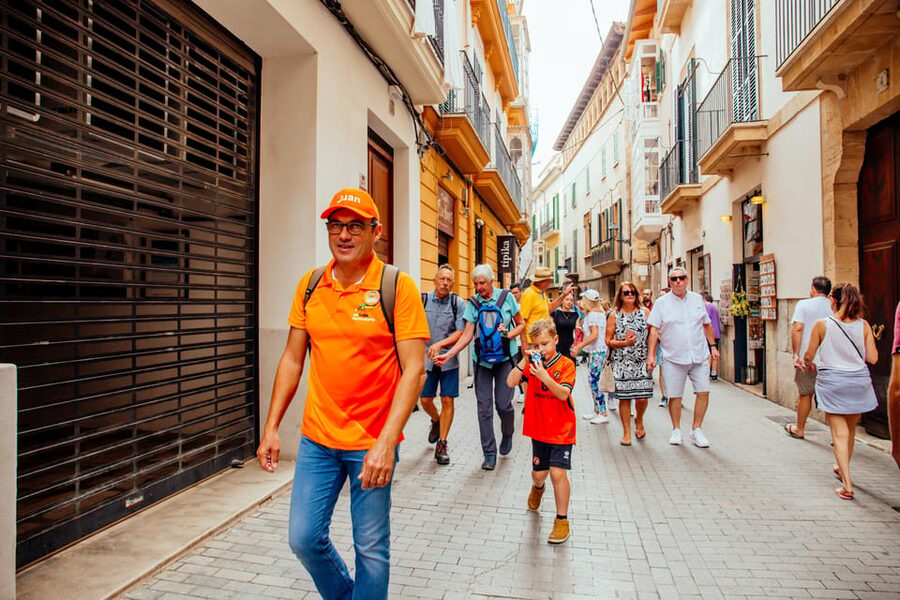 The Best of Palma: Boat trip, Walking tour and Cathedral - Meeting at Parc de la Mar, finding the orange-uniform guide