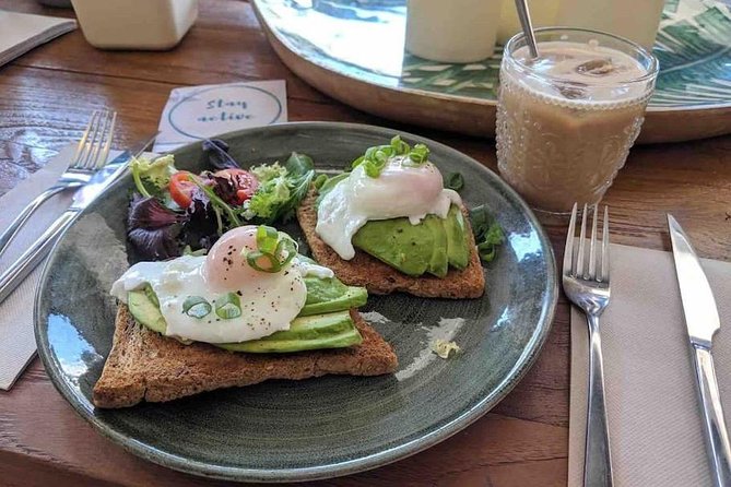 Yoga and Brunch on the beach - Post-yoga brunch at Il Chiringo: avocado toast and fresh drinks